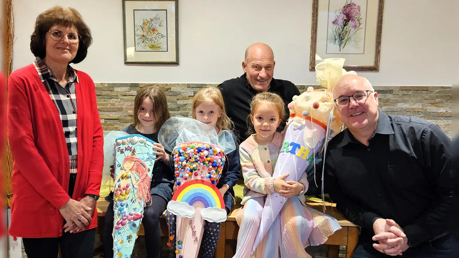 Prämierung mit (von li) Renate Rösch (2. Vorsitzende ÜB), Fenya, Svea, Martin Lehn (Schirmherr), Martha und Jürgen Schleich (1. Vorsitzender ÜB). (Foto: red)