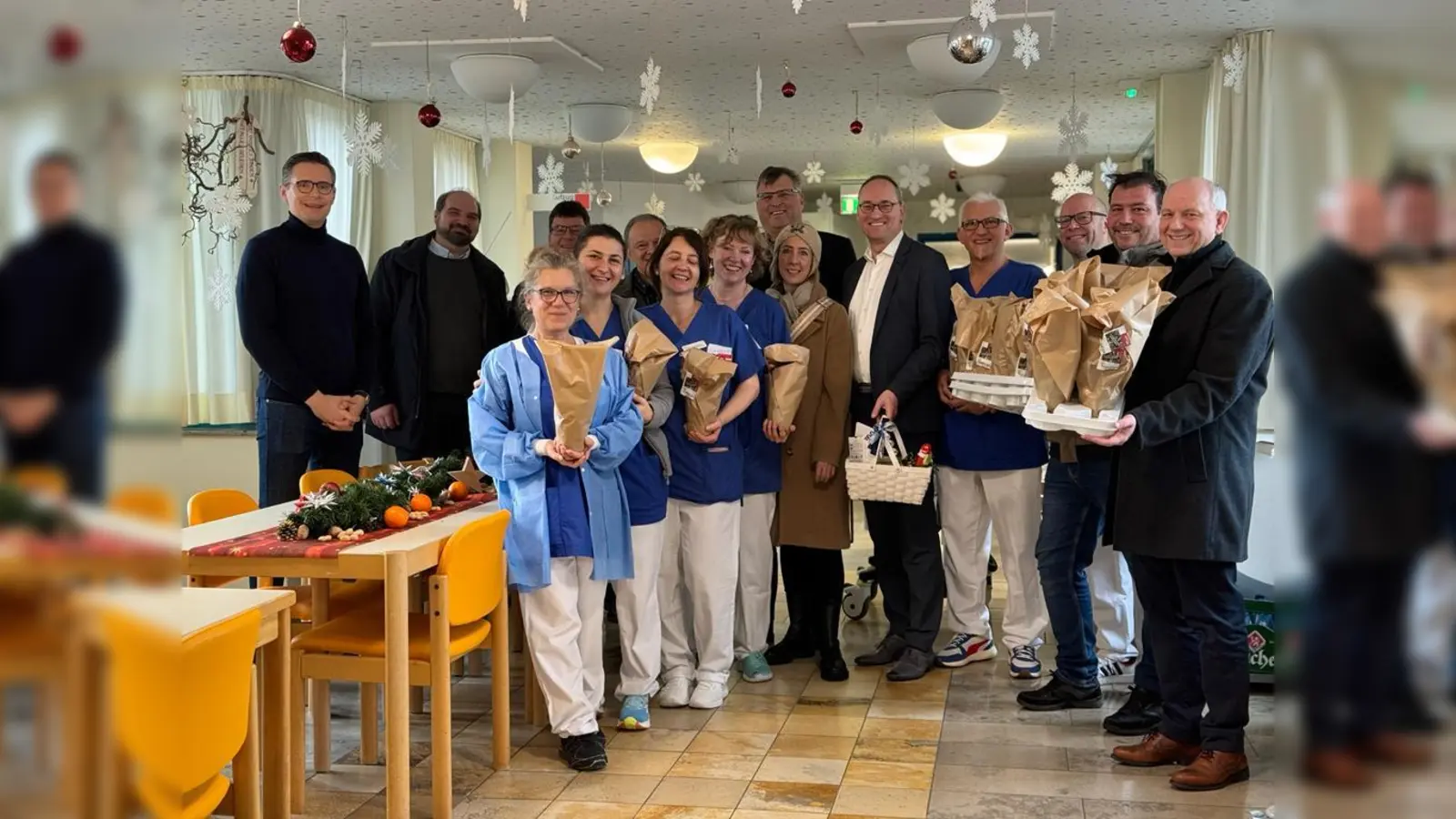 Im 2. Stock des Krankenhauses (von li): Florian Aschbrenner, Dominik Teich, Angelika Kastner, Franz Obesser, Nicoletta Sirbu, Pflegebereichsleiter Dragutin Tufonic, Malgorzata Solarek, Antonia Rossol, Stefan Löwl, Stephanie Burgmaier, Bernhard Seidenath, den stellv. Stationsleiter Hamdo Fejza, Chefarzt Dr. Björn Johnson, Georg Roth und Jörg Westermair. (Foto: Bürgerbüro BS)