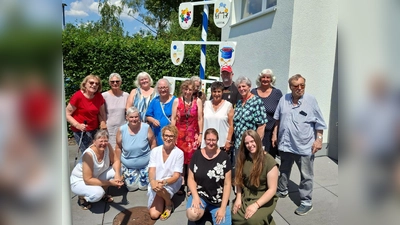 Teilnehmerinnen und Teilnehmer der Kreativgruppe und Mitarbeiterinnen der Tagessstätte. (Foto: Caritas)