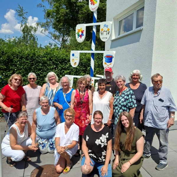 Teilnehmerinnen und Teilnehmer der Kreativgruppe und Mitarbeiterinnen der Tagessstätte. (Foto: Caritas)