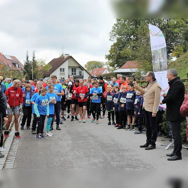 Bürgermeister Christian Blatt (re) und Bernhard Seidenath MdL gaben starteten den Gesundheitslauf 2022. (Foto: Gesundheitsregion Plus)