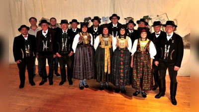 Auf dem Bild ist die gesamte, aktuelle Vorstandschaft zu sehen: vordere Reihe von links: Alessandro Scardone, Heinz Riedlbeck, Uwe Pohl, Monika Gasteiger, Sandra Kreitmair, Ulli Prediger, Karin Steinlechner, Alexander Durst; hintere Reihe von links: Frank Erhardt-Gudra, Anthony Hohenegger, Hannes Schallermayer, Mathias Schöpf, Benedikt Spalek, Max Knötzinger, Stefan Joas, Arno Canins. (Foto: Ampertaler)