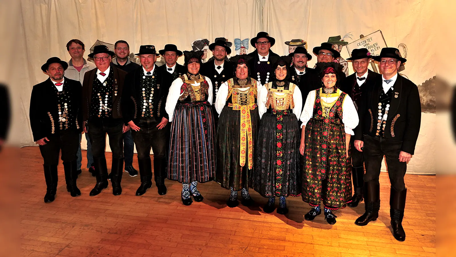 Auf dem Bild ist die gesamte, aktuelle Vorstandschaft zu sehen: vordere Reihe von links: Alessandro Scardone, Heinz Riedlbeck, Uwe Pohl, Monika Gasteiger, Sandra Kreitmair, Ulli Prediger, Karin Steinlechner, Alexander Durst; hintere Reihe von links: Frank Erhardt-Gudra, Anthony Hohenegger, Hannes Schallermayer, Mathias Schöpf, Benedikt Spalek, Max Knötzinger, Stefan Joas, Arno Canins. (Foto: Ampertaler)
