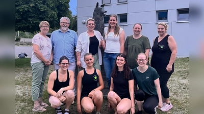N euen Impulse und bewährte Erfahrung: (stehend von links) Beate Schmalzbauer, Markus Richter, Josephine Dietrich, Daniela Meir, Monika Sedlmair und Sybille Sauer sowie (kniend von links) Janine Richter, Luisa Schmalzbauer, Fenja Breithaupt und Karola Reindl. (Foto: TSV)