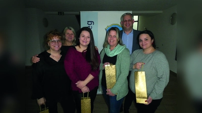 Gesamtleitung Petra Aidelsburger, Christian Blatt (hinten, von li) sowie Andrea Nemeth, Sabrina Bräutigam, Karin Kreppold und Lena Kretschmer (vorn, von li). (Foto: Gemeinde Erdweg)