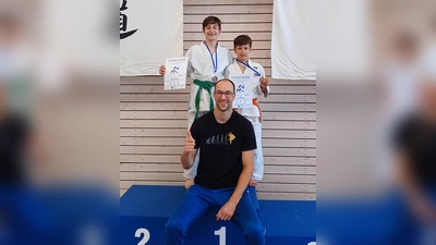 Yassen Petrov (stehend links) und Illia Menkov (stehend rechts) gemeinsam mit Trainer Lars Wegner. (Foto: SV Günding e.V.)