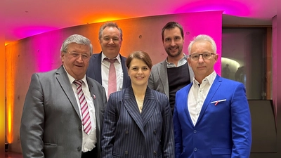 Bundestagsabgeordnete Katrin Staffler (Mitte) lud die Unternehmer (von links) Ulrich Dachs, Markus Stumbaum, Thomas Heske und Franz Höfelsauer zum Wirtschaftsgipfel.  (Foto: Büro Katrin Staffler)
