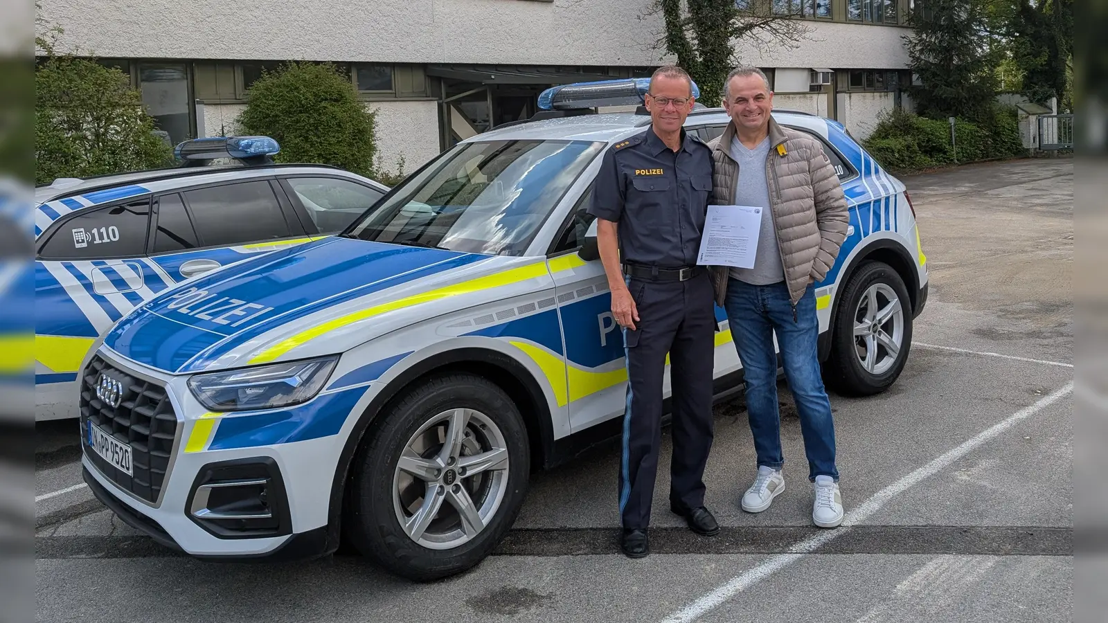 Polizeidirektor Bernd Waitzmann bedankte sich bei Antonio Siccard. (Foto: PI Dachau)