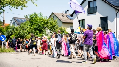 Ein fröhlicher, bunter Demonstrationszug führte durch den Ort. (Foto: Victoria Müller)