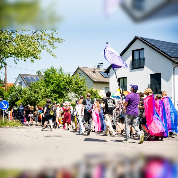 Ein fröhlicher, bunter Demonstrationszug führte durch den Ort. (Foto: Victoria Müller)