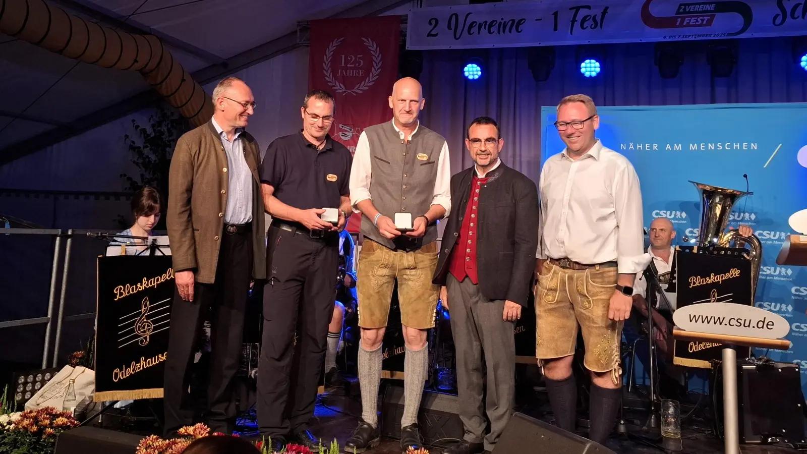 MdL Bernhard Seidenath (links) der CSU-Fraktionsvorsitzende im Landtag, Klaus Holetschek (Zweiter von rechts), und MdL Benjamin Miskowitsch (rechts) überreichten die Alois-Glück-Medaille für besondere Verdienste im Ehrenamt an Schützenmeister Andreas Haberer und Feuerwehrkommandant Christian Tratz (Zweiter und Dritter von links).  (Foto: jj)
