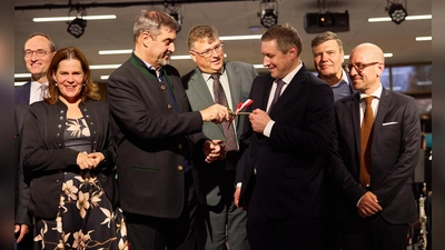 Feierliche Schlüsselübergabe des Ministerpräsidenten an den Schulleiter Tobias Berlinger. Mit im Bild: Bernhard Seidenath, Verena Dietl, Landrat Stefan Löwl und Architekt Tobias Hüber (Fritsch+Tschaidse Architekten GmbH). (Foto: Max Gall)