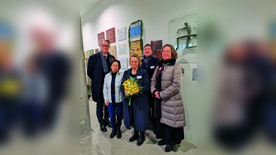 Der Vereinsvorstand am Tag der Enthüllungs- und Segnungsfeier vor der Gedenktafel im Gedenkraum der Gedenkstätte des KZ Dachau. (Foto: Ölsner Werbung)