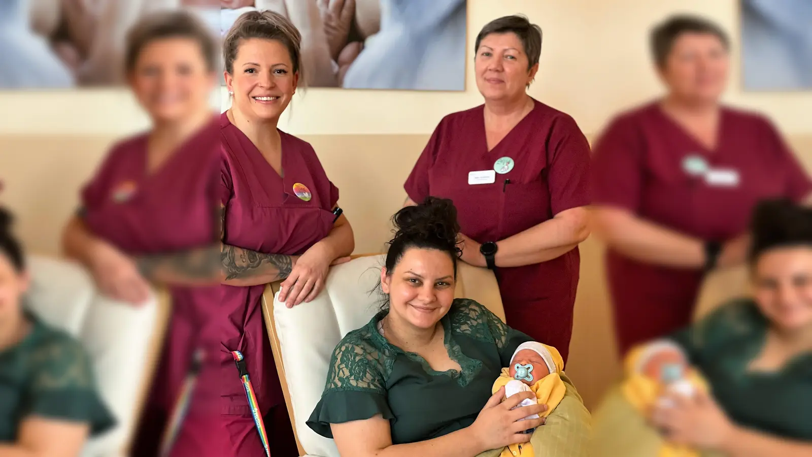 Zeljka Sandzaktar, Stationsleiterin der Geburtshilfe, und ihre Stellvertretung Martina Rohrer freuen sich mit Kollegin und Mutter Nerma Basic über den kleinen Ajnur.  (Foto: Helios)