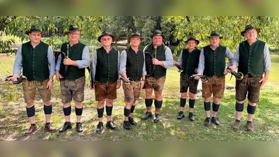 Rainer Stuchlik, Dieter Riedl, Gerhard Stefani, Bernhard Räpple, Johannes Roth, Barbara Karcher,<br>Dierk Sommermann, Walter Winkler (von links). (Foto: Jagdhornbläser)