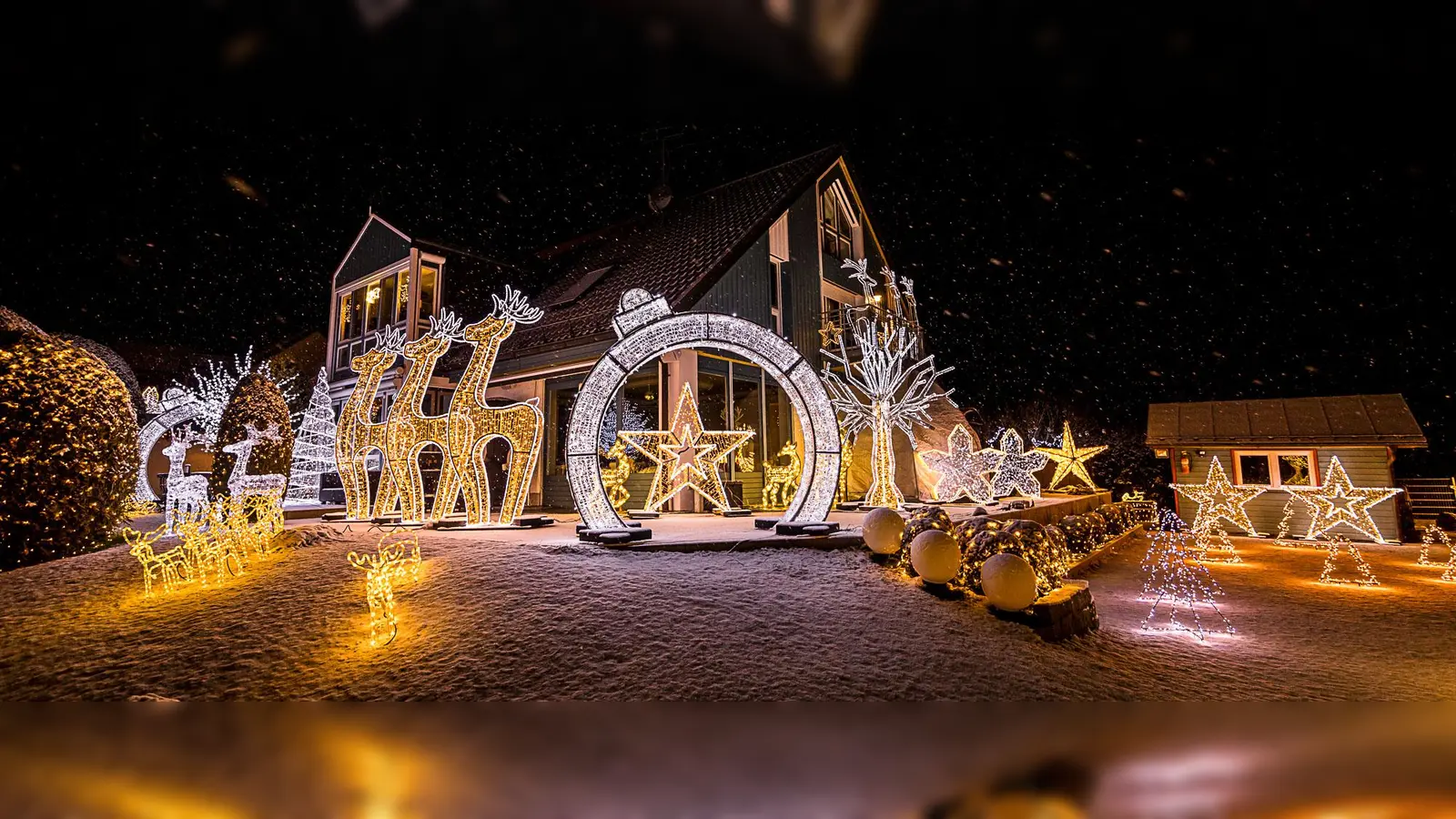 Das Weihnachtshaus in Wiedenzhausen erstrahlt wieder im hellen Lichterglanz. (Foto: Stefan Gerlach)